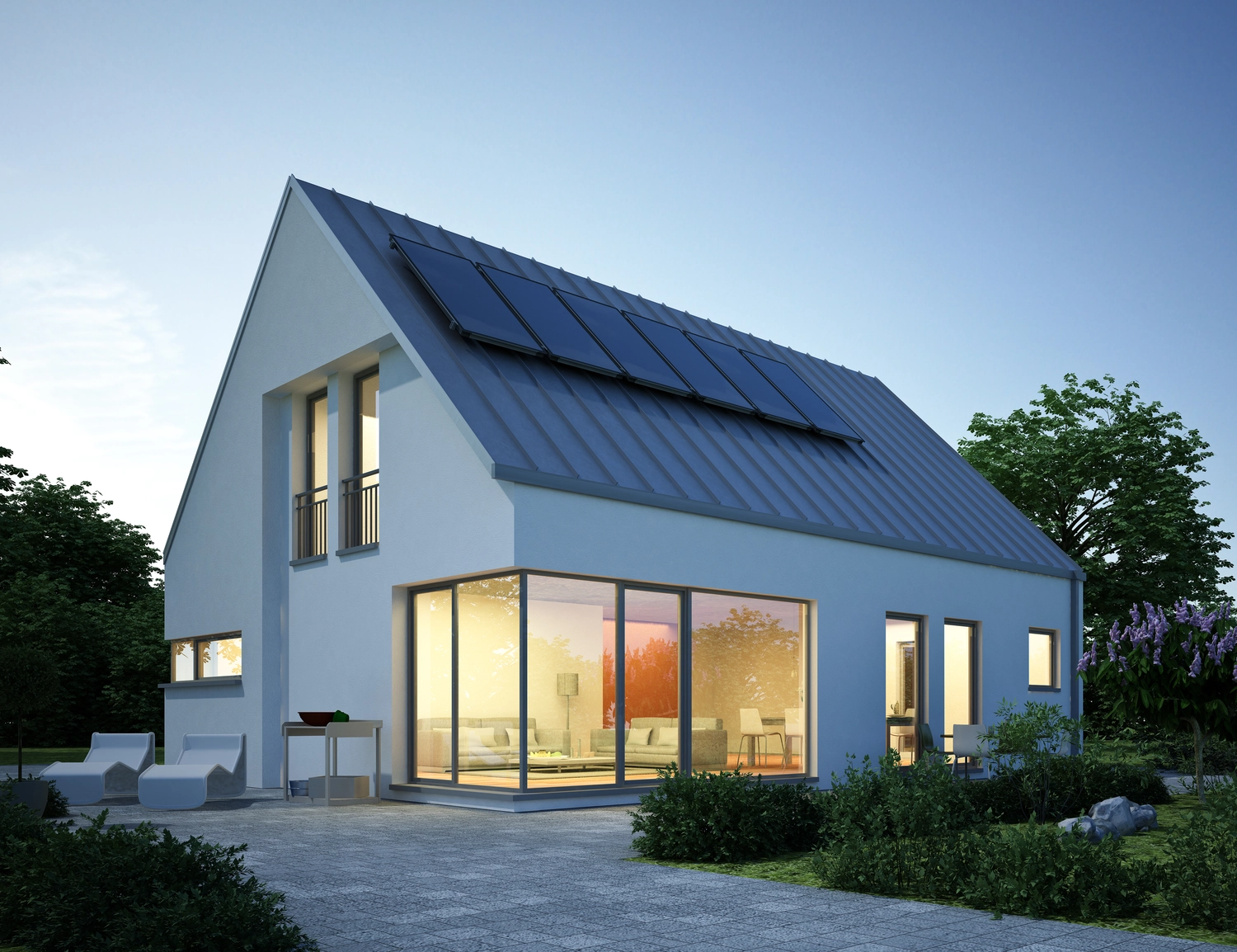 MS-Gutachten - Immobilien - Modernes Haus mit Metalldach und Sonnenkollektoren am Abend